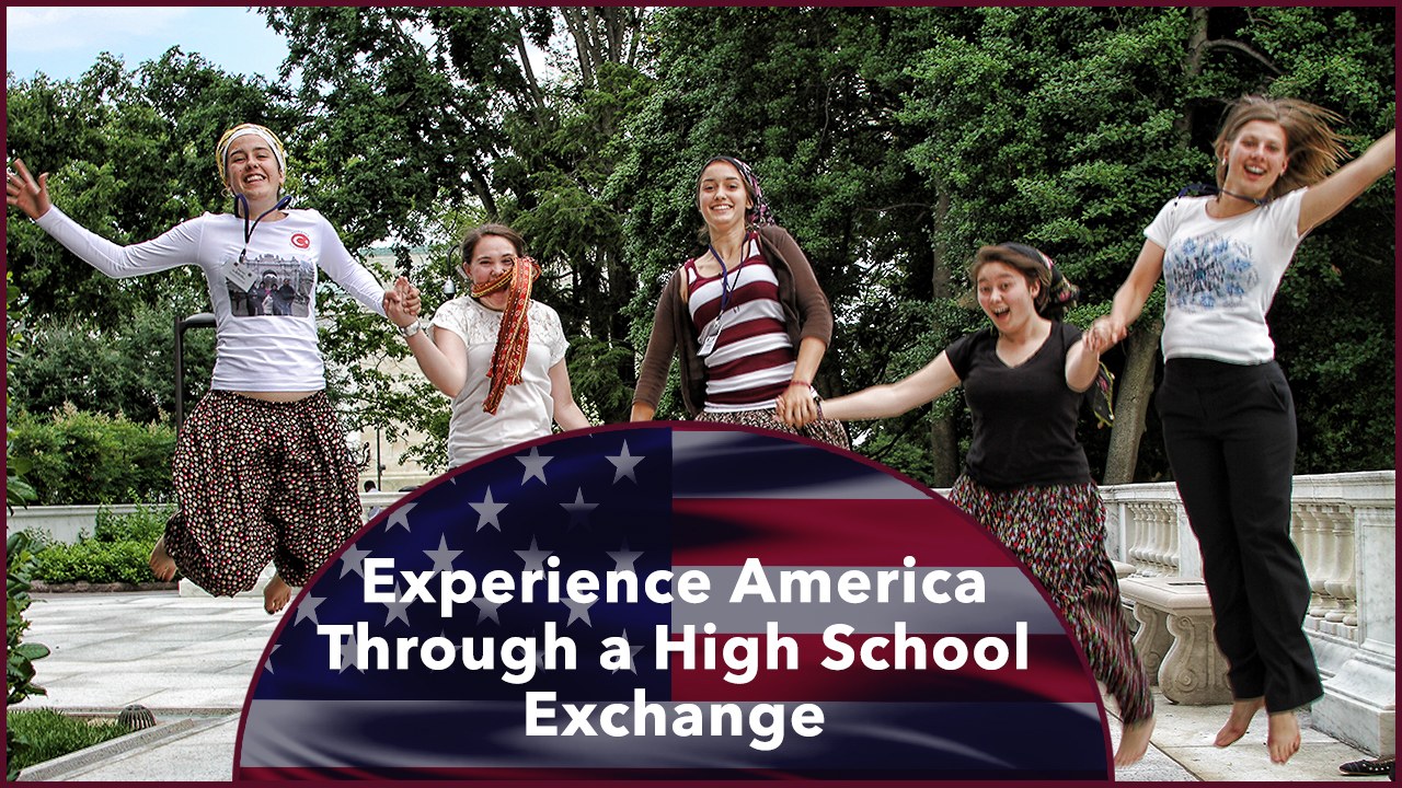 Eine Gruppe strahlender Frauen, die in der Luft springen, umgeben von Bäumen, Pflanzen und einem klaren blauen Himmel, mit Text am unteren Rand: "Erlebe Amerika durch einen High-School-Austausch."