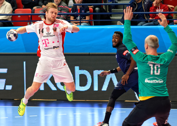 Mannschaft von Männern, die auf einem Feld Handball spielen, während eines Futsal-Weltmeisterschaftsspiels 2019 zwischen Bayern München und Paris Saint-Germain, mit Zuschauern im Hintergrund.