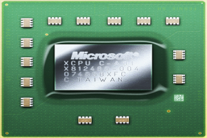 Ein Nahaufnahme eines grünen und cremefarbenen Mikroprozessor-Chips auf einem gelben Hintergrund mit dem Wort "Microsoft" darauf.