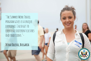 Eine Frau mit einer Tasche lächelt, während sie mit einer Gruppe von Menschen geht, mit Text auf der linken Seite, der über ein Sommerarbeit-Reiseprogramm berichtet.