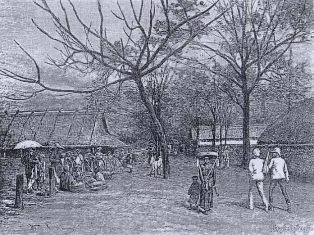 Schwarze und weiße Zeichnung von Menschen in traditioneller Kleidung, die eine Dorfstraße entlanggehen, mit Hütten und Bäumen im Hintergrund, beschriftet mit "Das Dorf in den frühen 1900er Jahren."