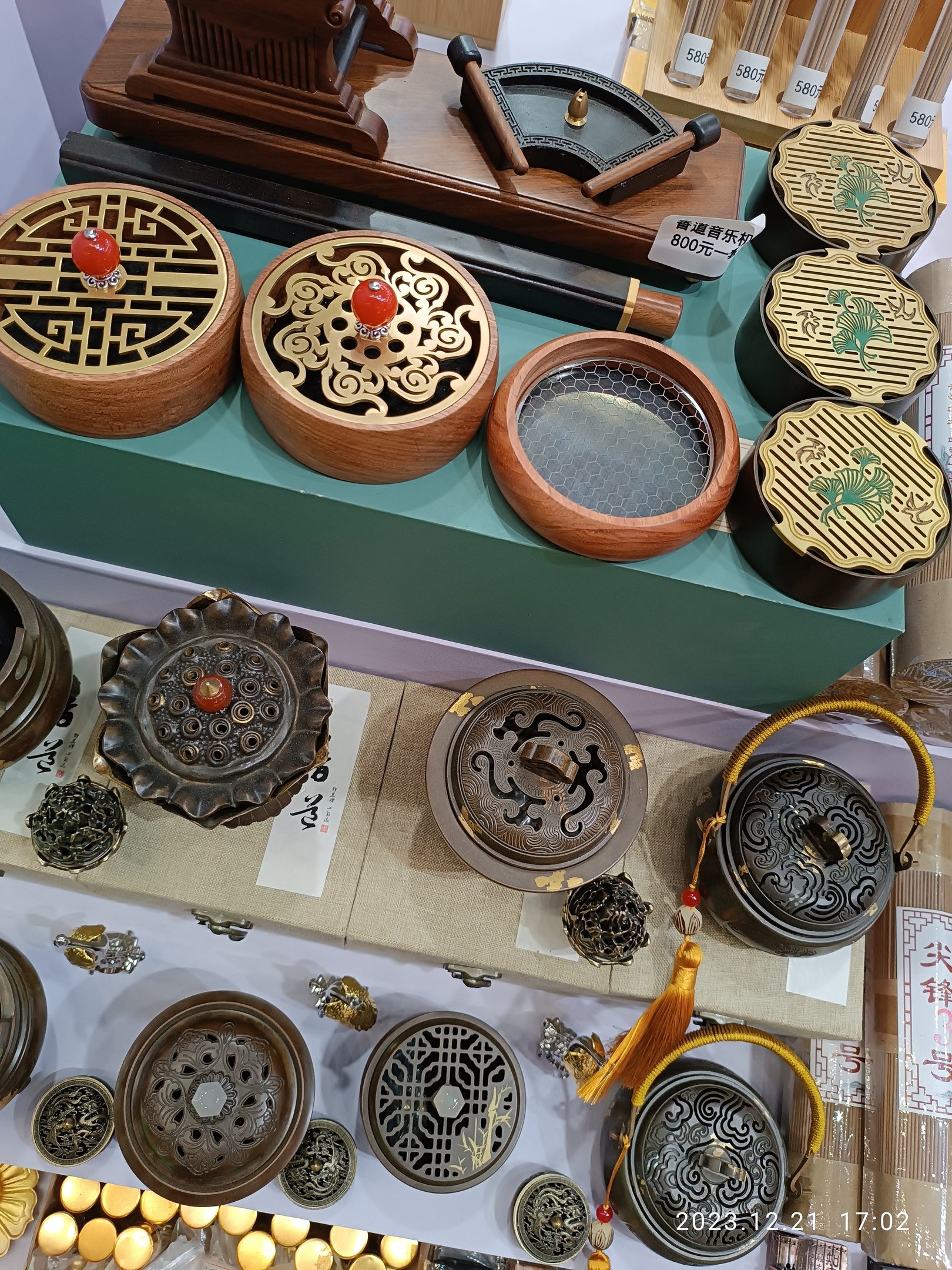 Ein Tisch mit verschiedenen chinesischen Räucherstäbchen, Schachteln und Papieren, wahrscheinlich Teil eines chinesischen Neujahrsfests.