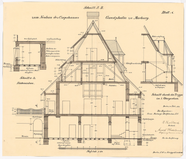 Schwarze und weiße architektonische Zeichnung eines Hauses mit zahlreichen Fenstern und einem Dach mit First, als erstes Haus in Deutschland bezeichnet, begleitet von detaillierten Strukturplänen und Text.