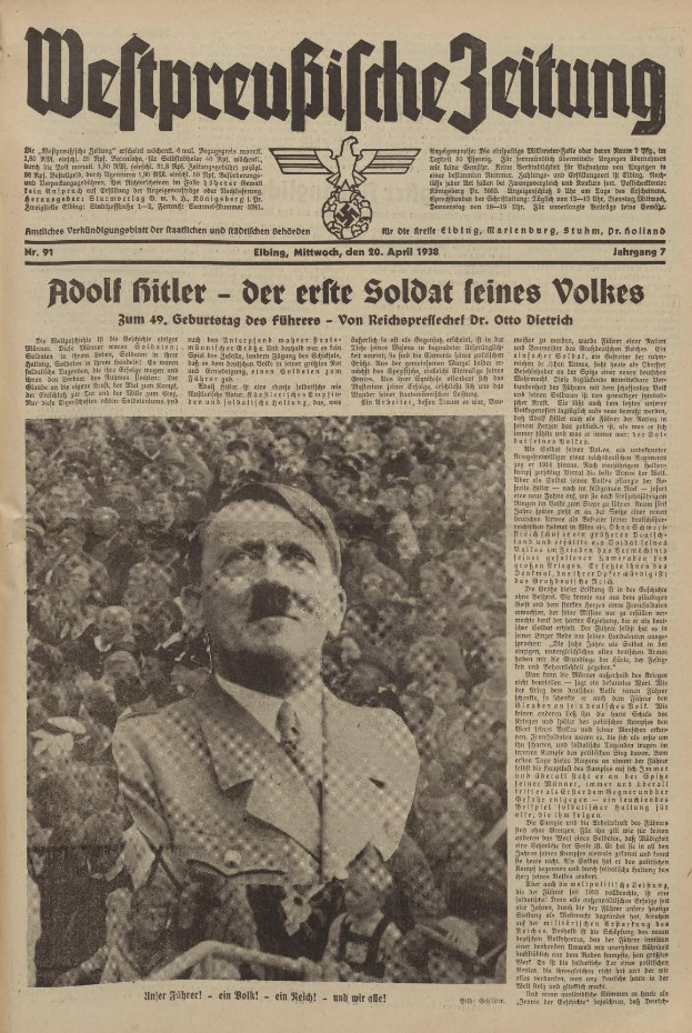 Schwarz-weißes Foto von Adolf Hitler in einem schwarzen Anzug und weißem Hemd, das vor einer Menge auf der Titelseite einer deutschen Zeitung mit der Schlagzeile "Adolf Hitler - Der Erste Soldat Feines Volkes." zu sehen ist.