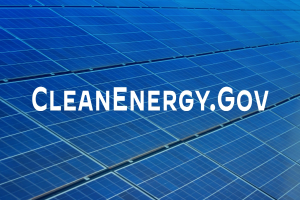 Ein blaues Solarpanel mit der weißen Schrift "Clean Energy Gov" in der Mitte, angeordnet in einem Gittermuster.