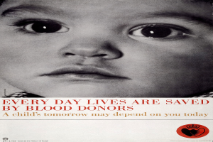 Ein Plakat mit dem Bild eines traurigen Kindergesichts und der Aufschrift "Jeden Tag rettet das Leben von Blutspendern" in fetter schwarzer Schrift.