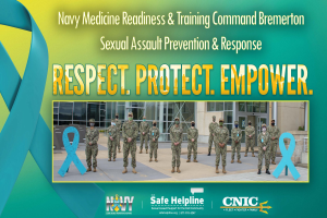 Plakat mit der Aufschrift "Navy Medicine Readiness & Training Command Bremerton: Sexual Assault Prevention & Response - Respect, Protect, Empower" zeigt eine Gruppe von Menschen in Uniform und Mützen vor einem Gebäude mit Fenstern und Türen.
