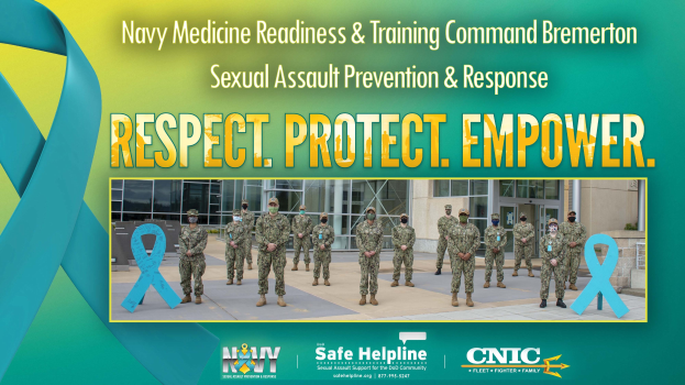 Plakat mit der Aufschrift "Navy Medicine Readiness & Training Command Bremerton: Sexual Assault Prevention & Response - Respect, Protect, Empower" zeigt eine Gruppe von Menschen in Uniform und Mützen vor einem Gebäude mit Fenstern und Türen.