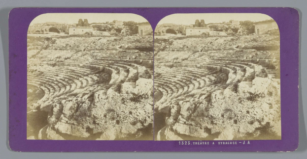 Schwarze und weiße stereoskopische Ansichten des antiken Amphitheaters in Syrakus, die Sitzreihen, umgebende Strukturen, Bäume und Himmel zeigen, mit sichtbarem Text.