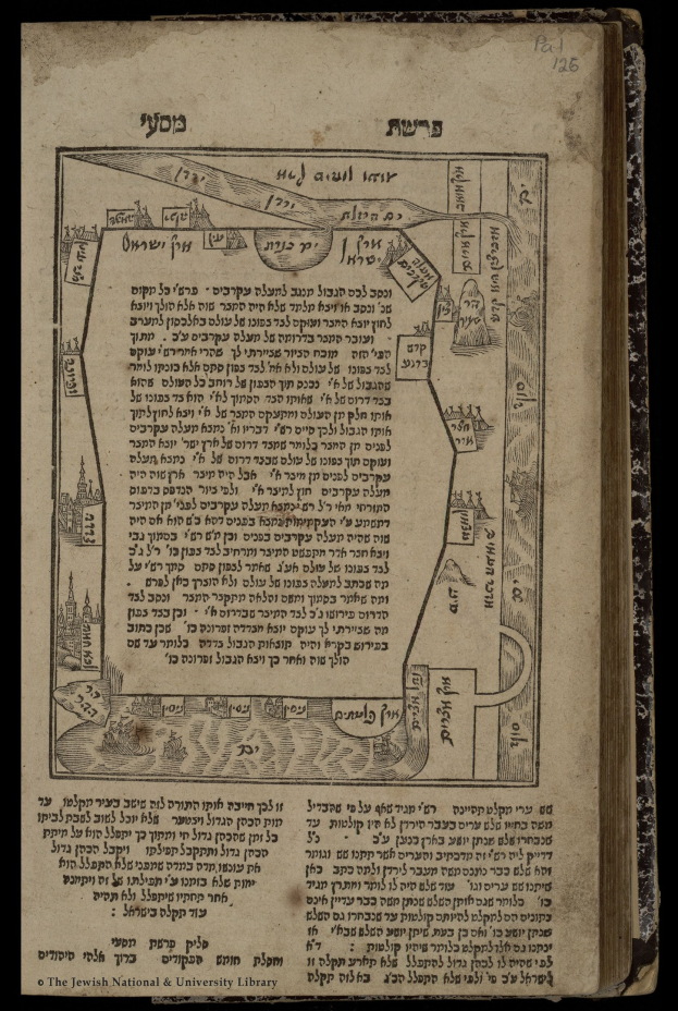 Offenes Buch mit hebräischer Schrift, das eine Karte von Jerusalem mit beschrifteten Sehenswürdigkeiten und Straßen zeigt, vor schwarzem Hintergrund.