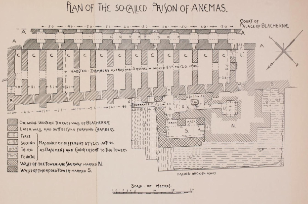 Detaillierter architektonischer Plan der Anemas-Gefängnis, der Räume, Korridore, Fenster, Türen und strukturelle Anmerkungen auf Papier zeigt.