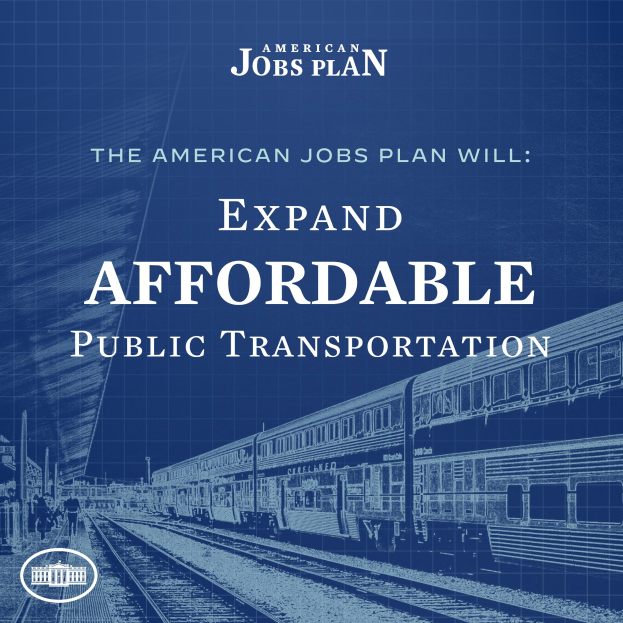 Plakat mit einem Zug auf einem Gleis mit mehreren Menschen in der Nähe, begleitet von einem Text, der lautet "The American Jobs Plan Will Expand Affordable Public Transportation."
