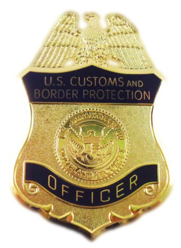 Goldene Plakette mit der Aufschrift "U.S. Customs and Border Protection Officer" auf einem weißen Hintergrund.