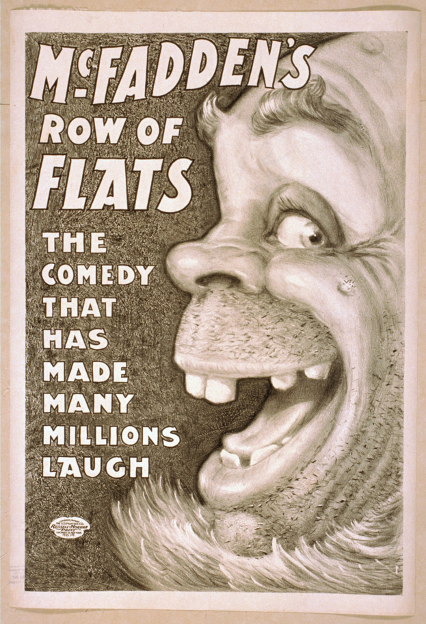 Ein Plakat mit einer Person mit breitem, zahnreichem Grinsen und wilden Haaren, die gegen einen hellgelben Hintergrund lacht, mit dem Text "McFadden's Row of Flats: Die Comedy, die viele Millionen zum Lachen gebracht hat" darüber.