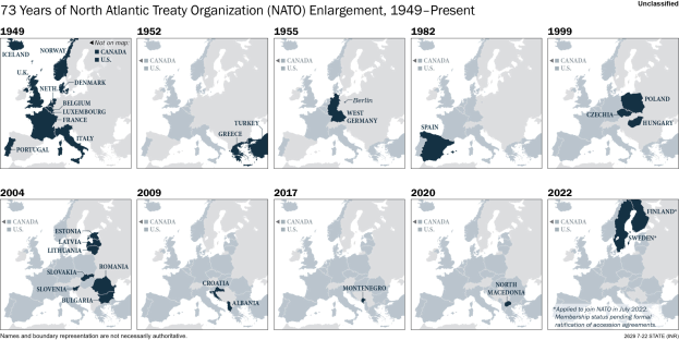Eine Karte, die die 73-jährige Erweiterung der Nordatlantikvertragsorganisation (NATO) von 1949 bis heute darstellt, unterteilt in Regionen, die verschiedene Jahre der Erweiterung repräsentieren, mit informativem Text oben.