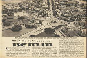 Altes Zeitungsblatt mit einem Schwarz-Weiß-Foto einer Stadtlandschaft, Text und sichtbaren Gebäuden, Bäumen und Fahrzeugen.