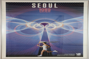 Plakat für die Olympischen Spiele 1988 in Seoul, Südkorea, das einen Läufer mit Olympischen Ringen im Hintergrund und den Text "Olympische Spiele" oben zeigt.