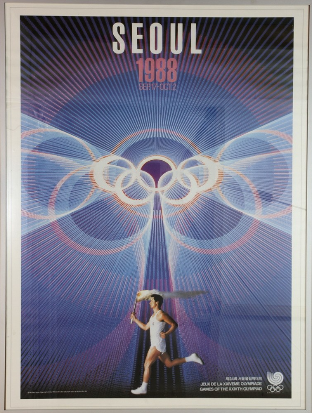 Plakat für die Olympischen Spiele 1988 in Seoul, Südkorea, das einen Läufer mit Olympischen Ringen im Hintergrund und den Text "Olympische Spiele" oben zeigt.