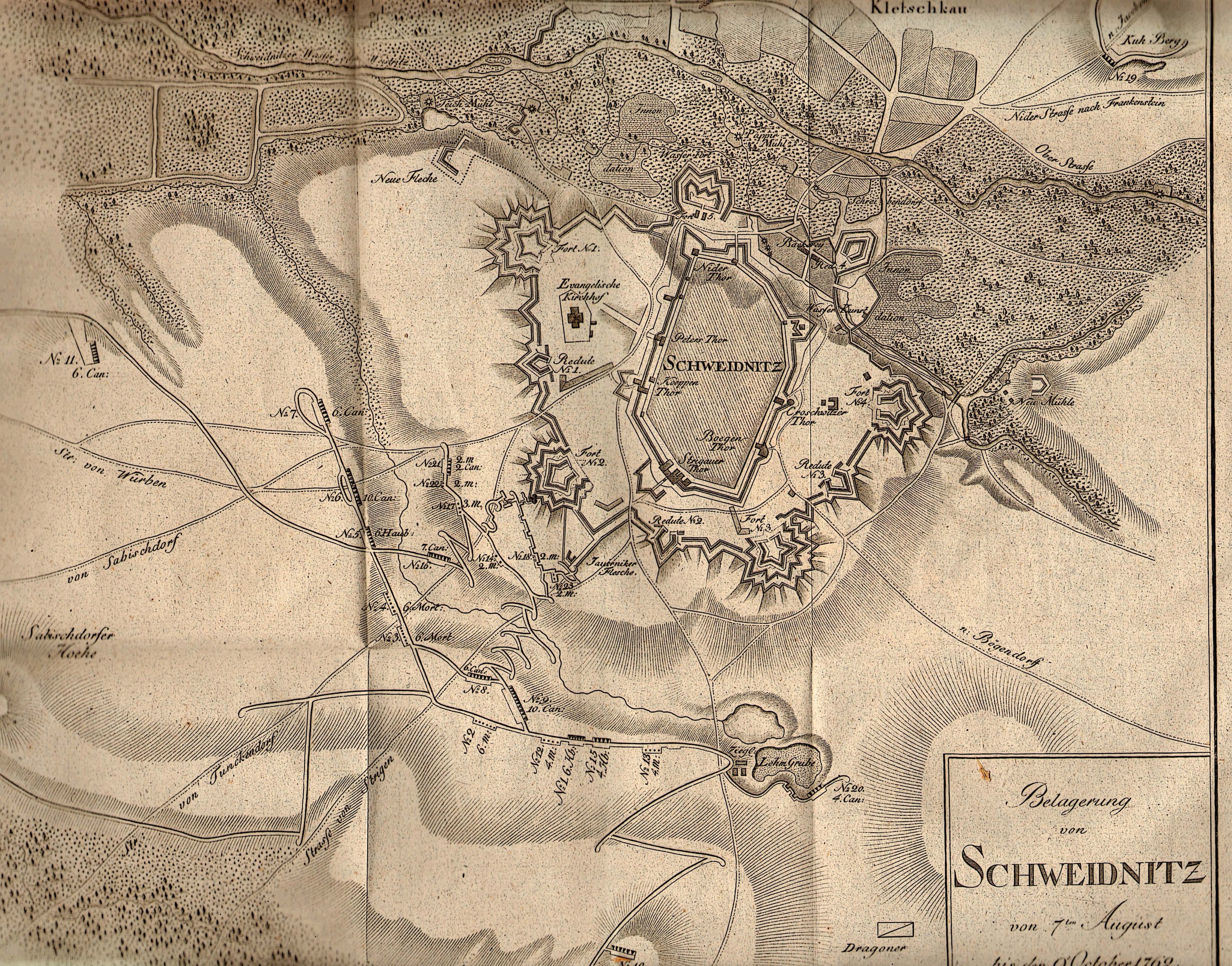 Alte detaillierte Karte von Schweidnitz, Deutschland, zeigt Straßen, Gebäude und Sehenswürdigkeiten mit begleitendem Text über Bevölkerung, Geschichte und Kultur.