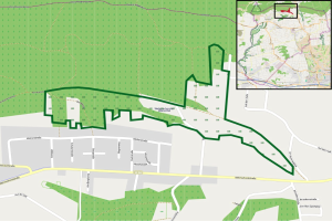 Eine detaillierte Stadtkarte mit Straßen, Gebäuden und anderen Merkmalen, die eine vorgeschlagene Stelle in Grün hervorheben.
