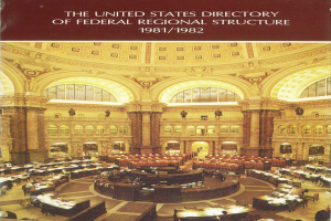 Innenansicht des United States Directory of Federal Regional Structure 1981/1982, mit Tischen mit Menschen, Papieren und Gegenständen, vor Säulen und Bögen mit Text oben.