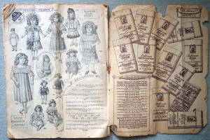 Ein aufgeschlagenes Buch mit Bildern von Kindern und Puppen auf einer blauen Oberfläche, das Text und Bilder enthält, die einen Einblick in die Vergangenheit geben.