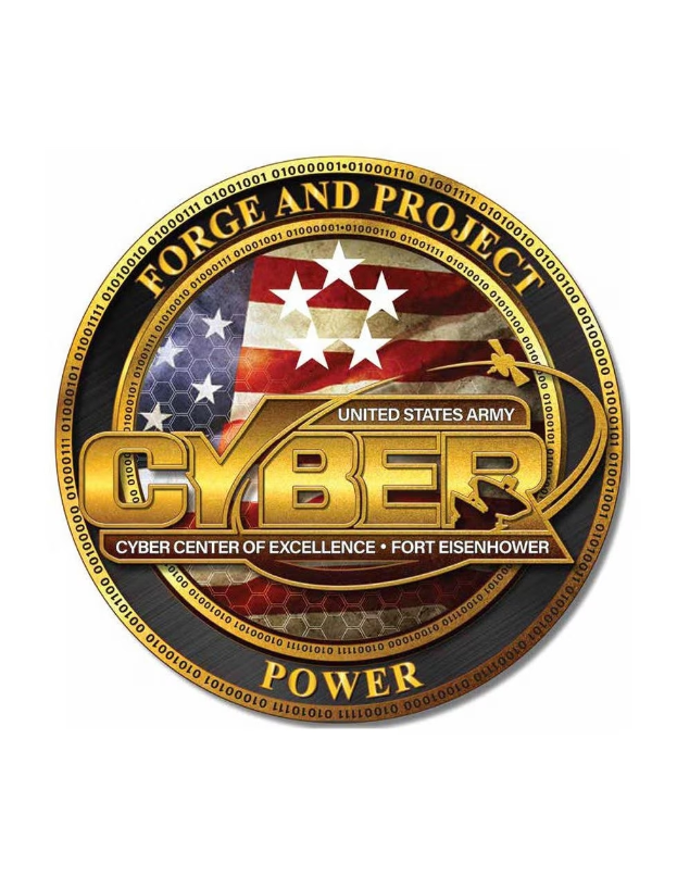 Das Logo des United States Army Cyber Center of Excellence, Fort Eisenhower, zeigt einen blauen Kreis mit einem weißen Stern in der Mitte, umgeben von einem weißen Rand, mit der darunter in fetter, schwarzer Schrift geschriebenen Aufschrift "Forge and Project Cyber Power".