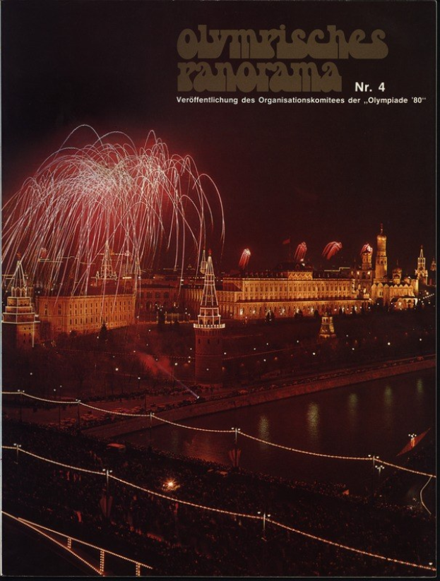 Plakat für die Olympischen Spiele in Moskau mit einer beleuchteten Brücke über Wasser, Feuerwerk am Nachthimmel und Gebäuden im Hintergrund mit Text.