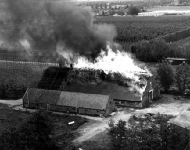 FW Neukirchen-Vluyn: Großbrand in Scheune - Erschöpfende Operation über 17 Stunden + Folgelöscharbeiten bis zum nächsten Tag (Endbericht)