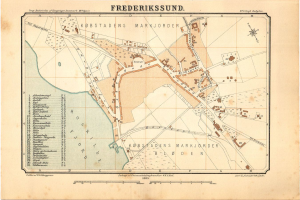 Ein detaillierter alter Stadtplan von Frederiksund, Dänemark, der Straßen, Gebäude, Sehenswürdigkeiten und Texte zeigt, die Informationen über die Bevölkerung, Sehenswürdigkeiten und Straßen der Stadt enthalten.