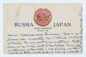 Ein Umschlag mit einer Briefmarke, auf der "Russland und Japan Friedenskonferenz" steht und ein Gebäude-Logo in der Mitte.
