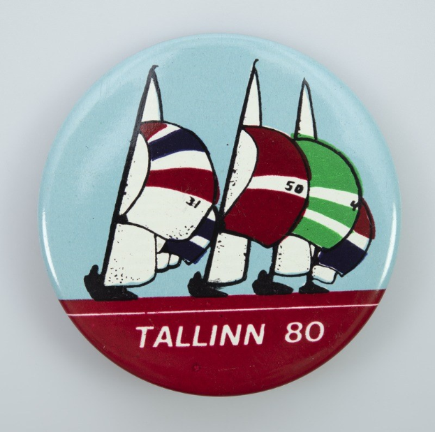 Der lettische Europaabgeordnete Kols überreichte Kaja Kallas ein Aufkleber mit einem "Baltic Chihuahua" vor dem Hintergrund der Flaggen der baltischen Länder