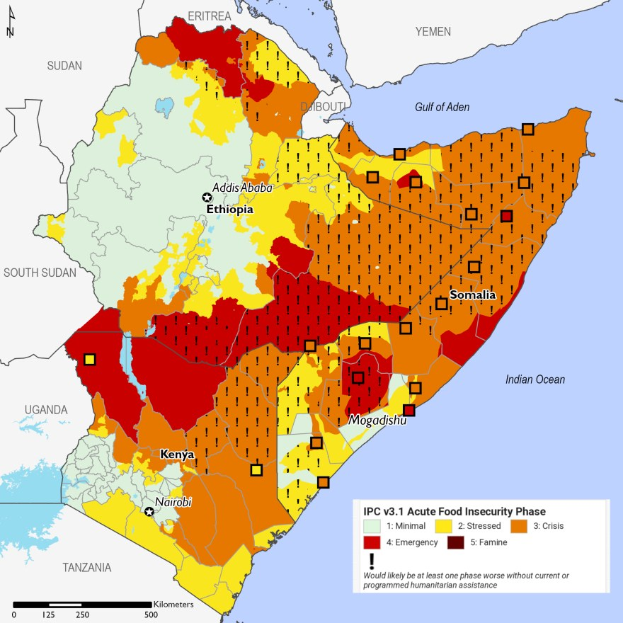 Karte von Afrika mit Farben, die verschiedene Prozentsätze der Nahrungsmittelunsicherheit pro Land zeigen, begleitet von erklärendem Text.