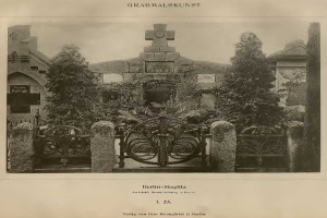 Altes Schwarz-Weiß-Foto eines Friedhofs in Berlin, Deutschland, mit einem Tor, einer Wand, Bäumen und einem Gebäude im Hintergrund mit Text am unteren Rand, der "Grammalskunst, Berlin-Steglitz, Architekt, Bruue Morning in Berlin" lautet.