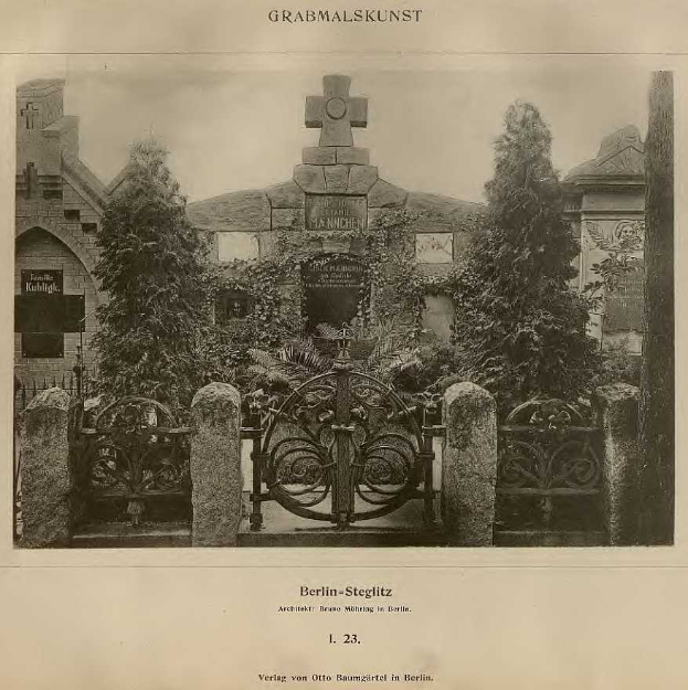 Altes Schwarz-Weiß-Foto eines Friedhofs in Berlin, Deutschland, mit einem Tor, einer Wand, Bäumen und einem Gebäude im Hintergrund mit Text am unteren Rand, der "Grammalskunst, Berlin-Steglitz, Architekt, Bruue Morning in Berlin" lautet.