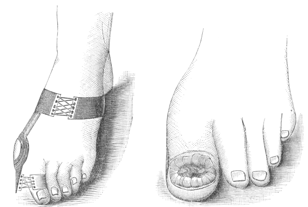 Ein Fußballspieler in Fußballschuhen steht auf einem Feld neben einer Gruppe von Menschen und einer Wand im Hintergrund.