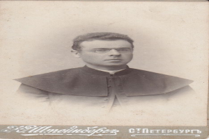 Ein altes Schwarz-Weiß-Foto eines Mannes in Priesterroben und Brille, mit Text unten: "Erzbischof der Kirche des Heiligen Grabes".
