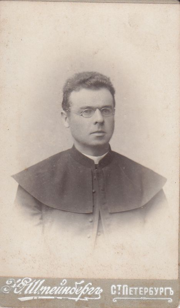 Ein altes Schwarz-Weiß-Foto eines Mannes in Priesterroben und Brille, mit Text unten: "Erzbischof der Kirche des Heiligen Grabes".