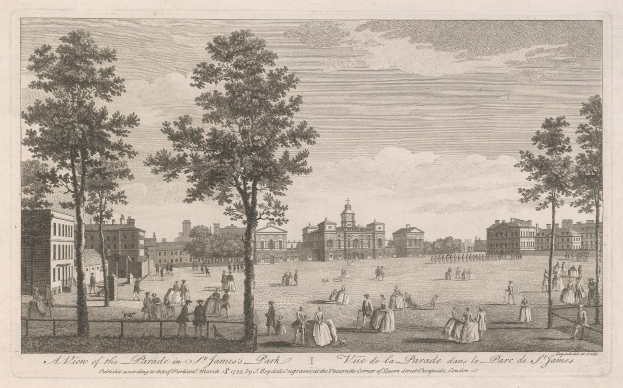 Eine Gruppe von Menschen, die in St. James Park stehen und sitzen, mit Bäumen und Gebäuden im Hintergrund unter einem bewölkten Himmel.