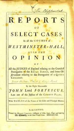 Altes Buch mit dem Titel "Berichte über ausgew├Ąhlte F├Ąlle in den Gerichten von Westminster-Hall, auch die Meinung von John Lord Fortescue" ge├Âffnet auf einer Seite mit schwarzer Tinte.