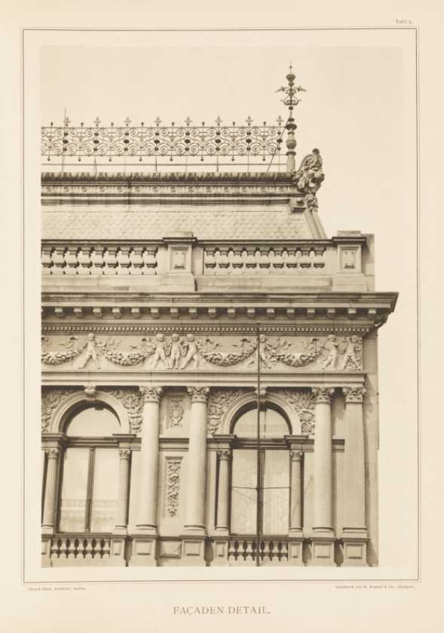 Altes Foto eines Gebäudes mit Säulen, einem Balkon und detaillierten Fassadenverzierungen, beschriftet mit "Abzüge des Fassaden-details der Nationalbibliothek von Victoria, London, England."