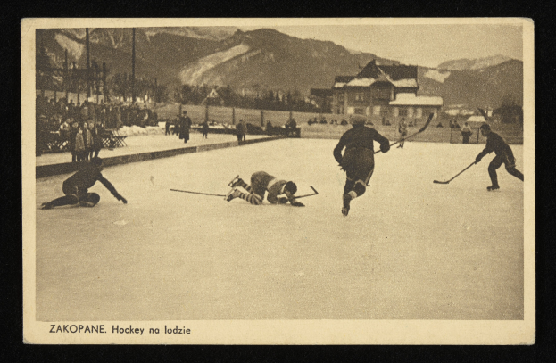 Schwarzes und weißes Foto von Menschen, die Hockey auf einem Eisplatz spielen, mit Gebäuden, Bäumen, Pfosten und Bergen im Hintergrund, mit Text unten.