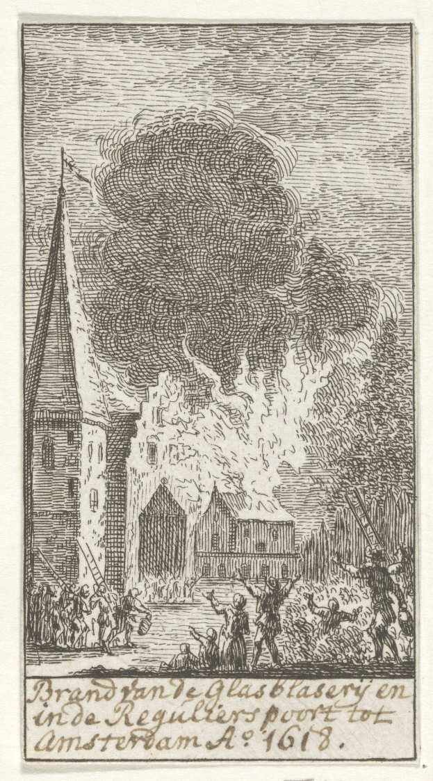 Schwarze und weiße Zeichnung eines brennenden Gebäudes mit mehreren Menschen davor und Text unten, der lautet "brand van de glasblasery en de reguliersport tot amsterdam a 1618".