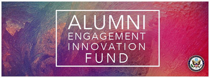 Plakat mit "Alumni Engagement Innovation Fund" in fetter schwarzer Schrift auf einem weißen Hintergrund und einem Logo in der unteren rechten Ecke.