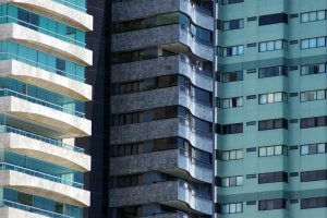 Verschiedene Gebäude in unterschiedlichen Höhen und Designs sind in einer städtischen Umgebung zu sehen.