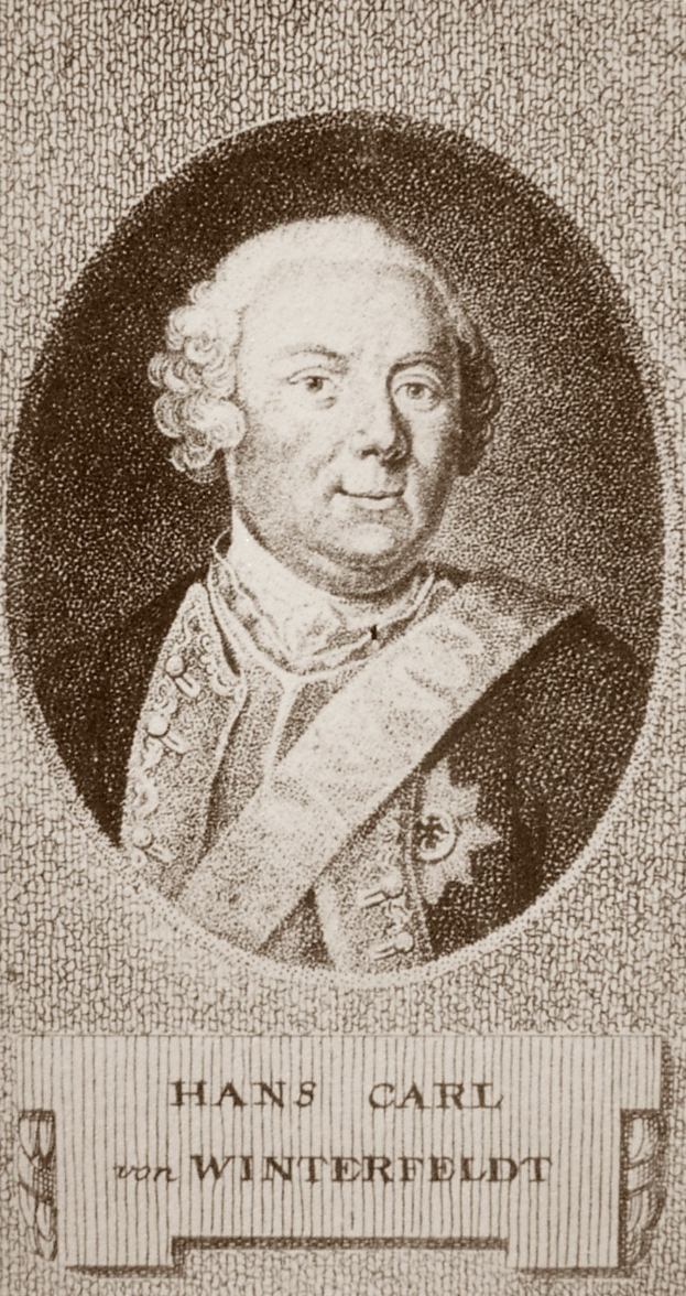 Schwarz-weiß-Porträt von Hans Carl von Winterfeldt mit ernster Miene, Text unten.