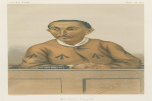 Ein Mann in einem weißen Hemd und dunklen Hosen sitzt an einem Tisch mit gefalteten Händen und zeigt einen ernsten Gesichtsausdruck, mit dem Text "Die Rasenbetrug" unten.