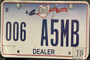 Ein Kennzeichen auf der Rückseite eines Autos mit Text und Zahlen.