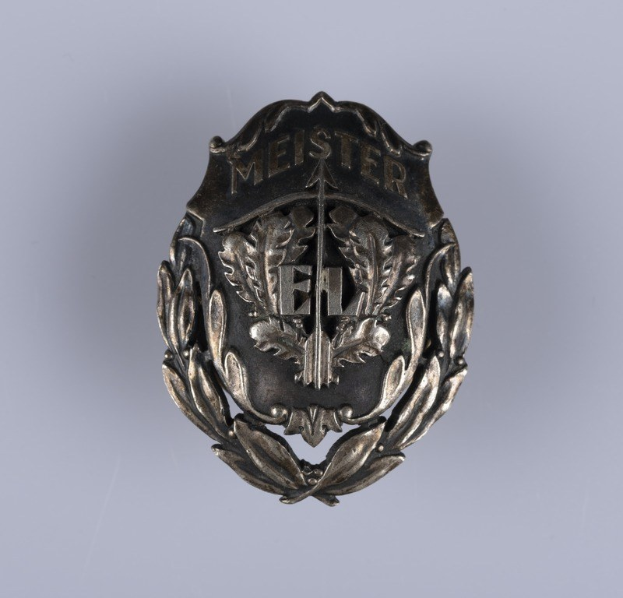 Silbernes Deutsches Armeeabzeichen mit Lorbeerkranz-Design und Schrift im Zentrum.