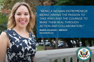 Eine Frau in einem schwarzen und weißen Kleid steht vor einem Zaun mit einem motivierenden Zitat, mit Bäumen, Fahrzeugen und einem klaren blauen Himmel im Hintergrund.